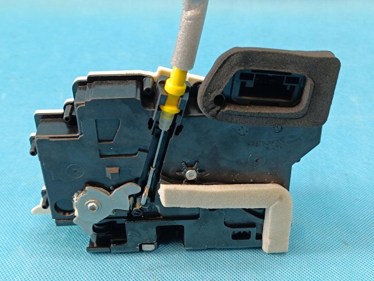 AUDI A6 C9 AVANT 2.0 TDI 150KW 4x4 2026R DOOR LOCK RIGHT FRONT 85B837016E