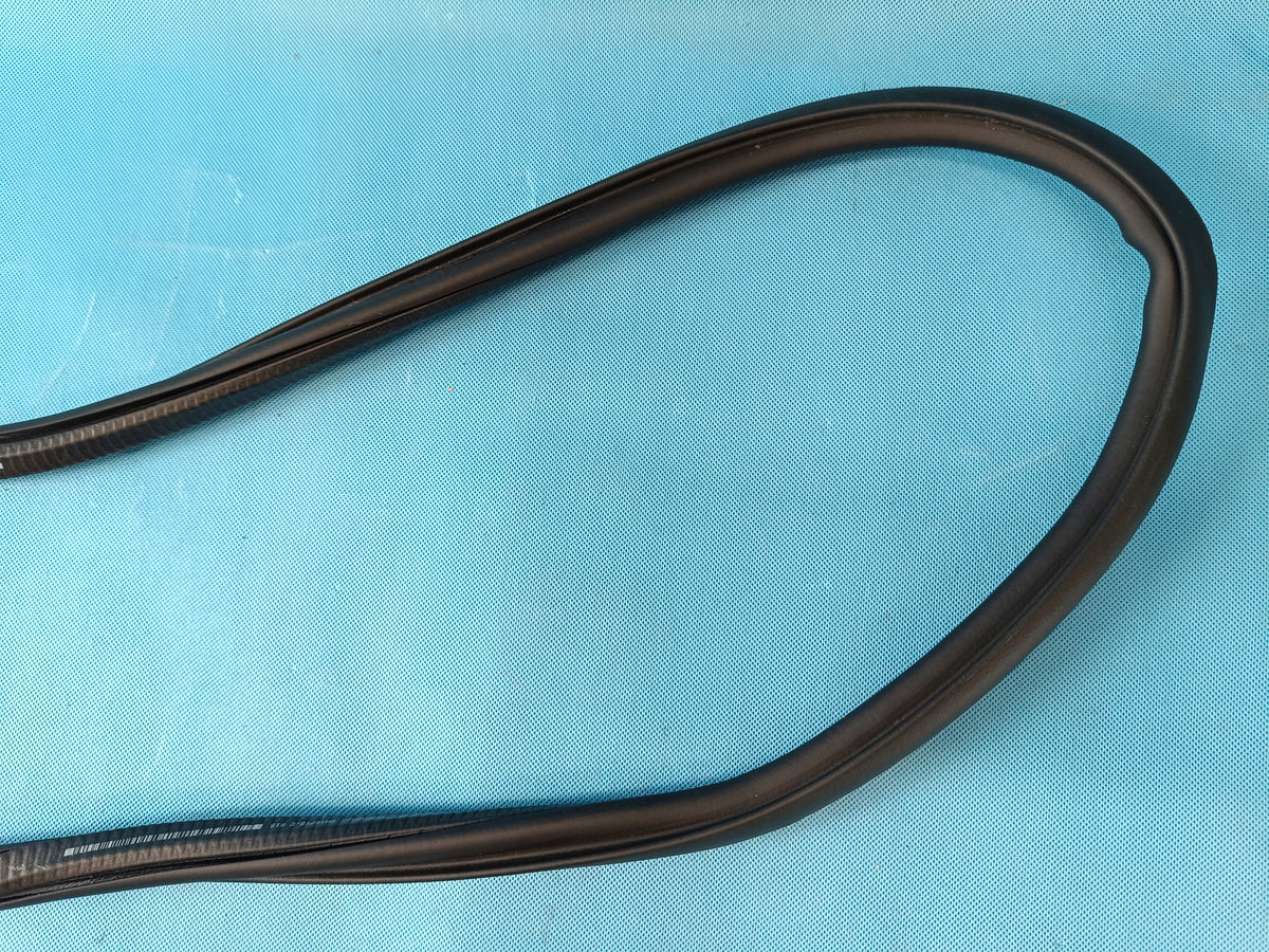 AUDI A6 C9 AVANT 2.0TDI 150KW 4x4 2026R DOOR SEAL RIGHT REAR 4P9833721