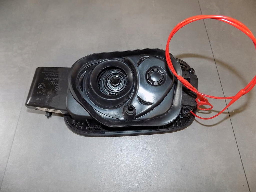AUDI A8 4N FUEL FLAP LY9B 4N0809906G