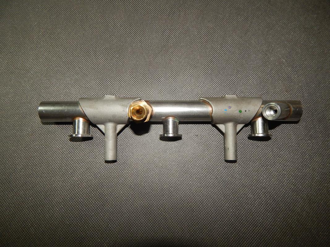 AUDI A8 D4 3.0 TFSI INJECTION RAIL 06E130089AA