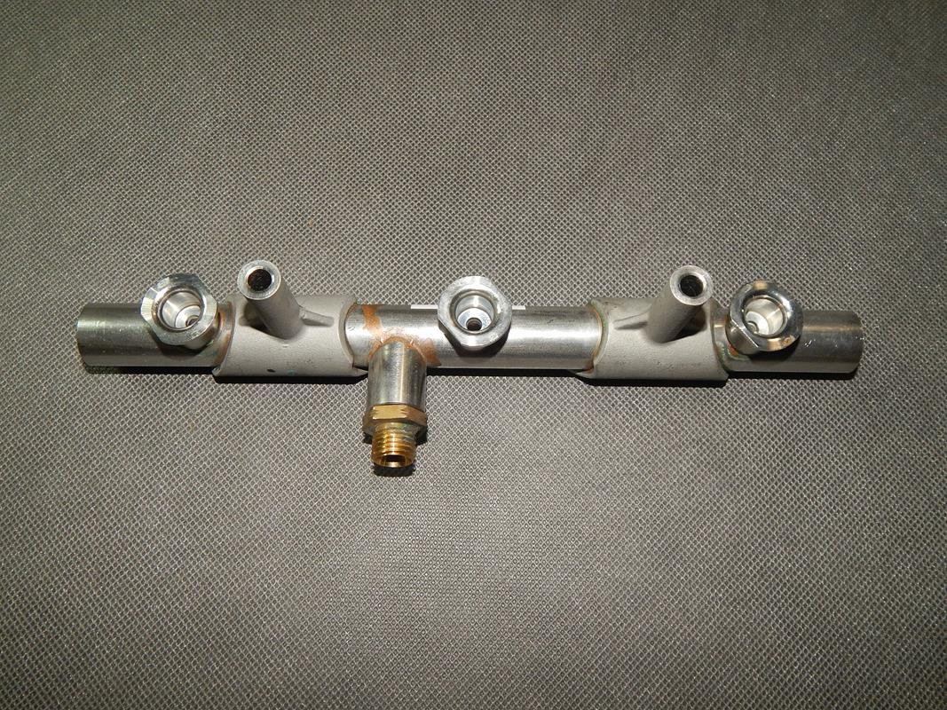 AUDI A8 D4 3.0 TFSI INJECTION RAIL 06E130090AD