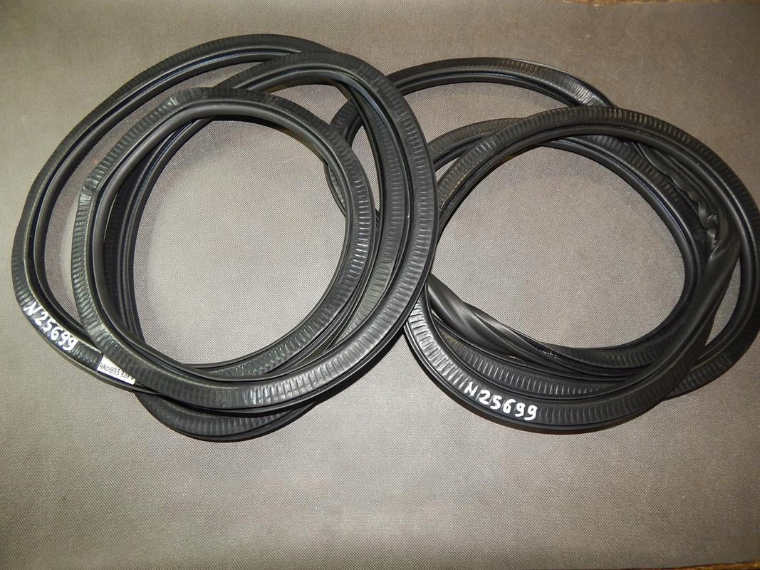 AUDI A8 D4 DOOR SEAL REAR 4H0833721F