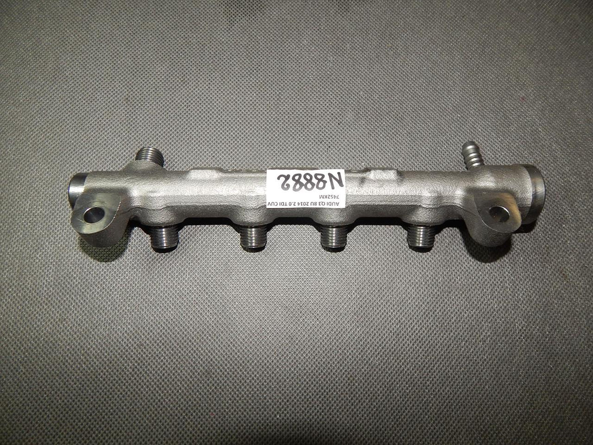 AUDI Q3 8U 2.0 TDI INJECTION RAIL 04L1089E