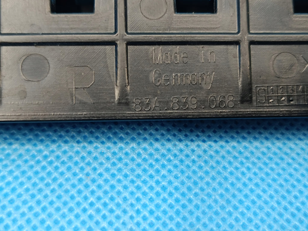 AUDI Q3 F3 SPORTBACK 1.4 TFSI E 2023 R WINDOW GUIDE RIGHT REAR 83A839068