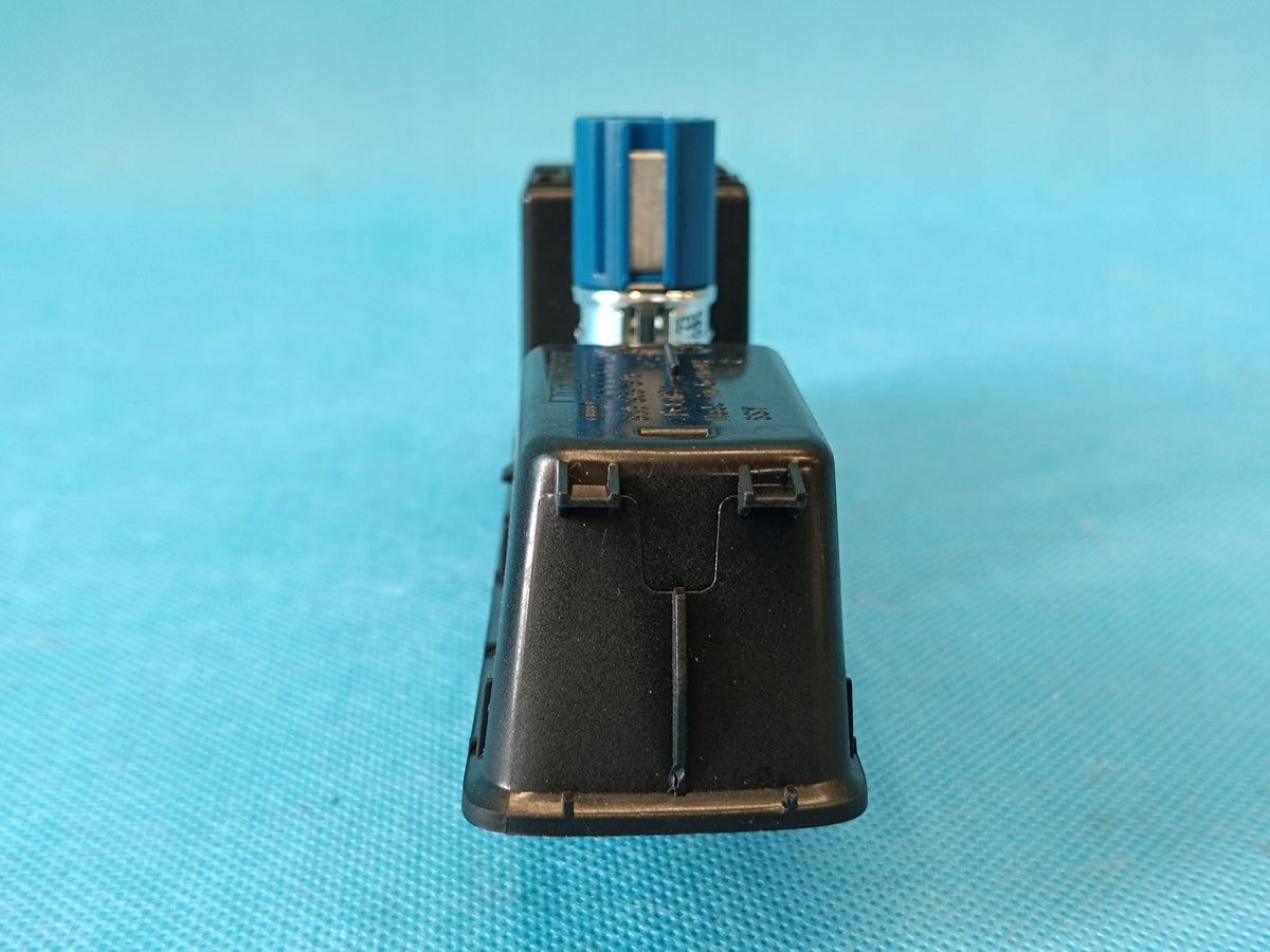 AUDI Q3 F3 SPORTBACK 1.4 TFSI e 2024 R HAND BRAKE LIGHTER 83B863349