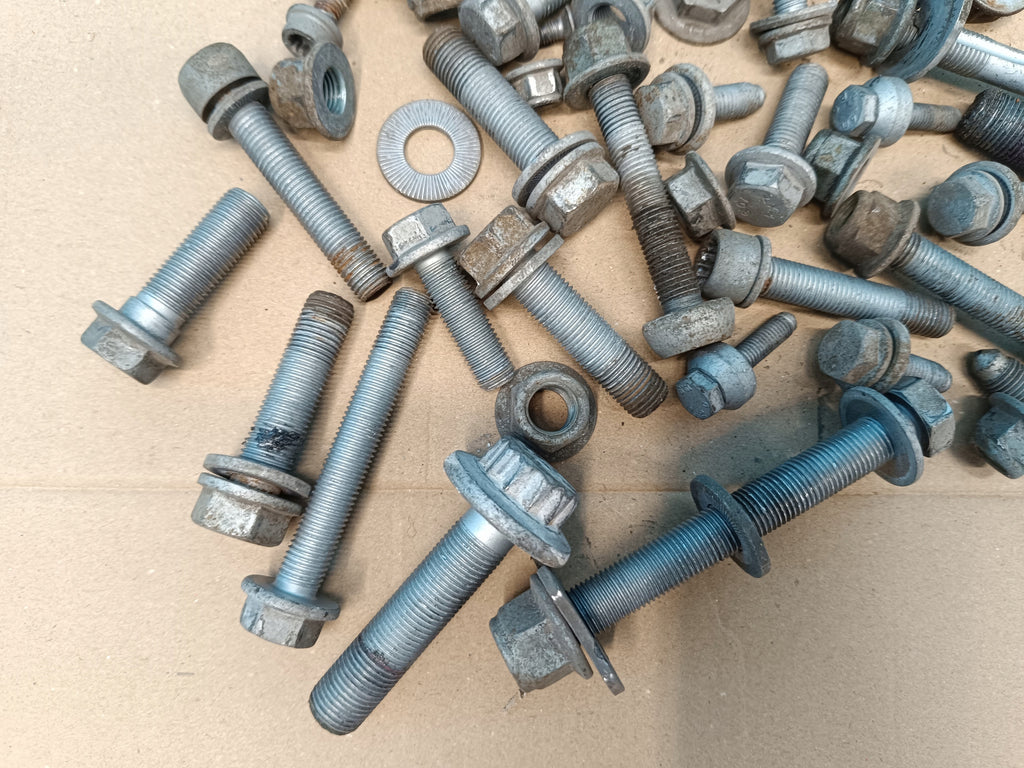 AUDI Q3 F3 SPORTBACK 1.4TFSI E 110KW 2023R SUSPENSION SCREWS 4,30kg