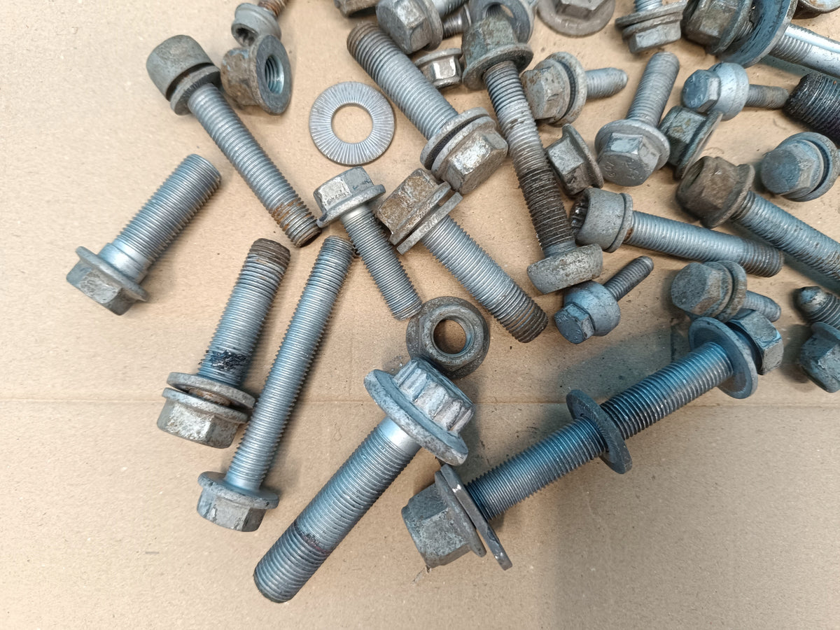 AUDI Q3 F3 SPORTBACK 1.4TFSI E 110KW 2023R SUSPENSION SCREWS 4,30kg
