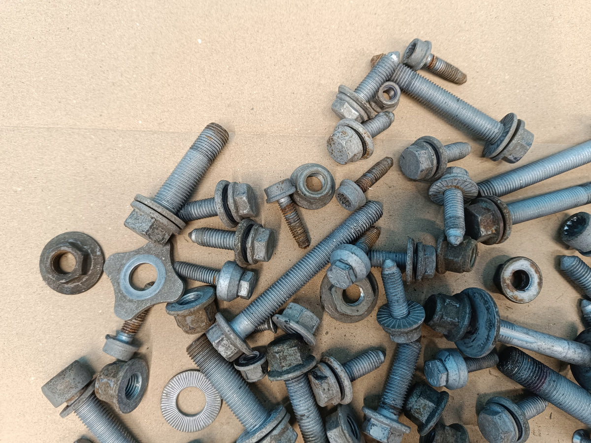 AUDI Q3 F3 SPORTBACK 1.4TFSI E 110KW 2023R SUSPENSION SCREWS 4,30kg