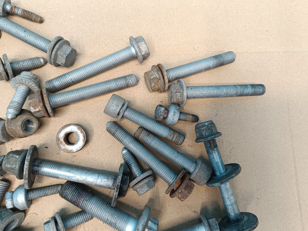 AUDI Q3 F3 SPORTBACK 1.4TFSI E 110KW 2023R SUSPENSION SCREWS 4,30kg