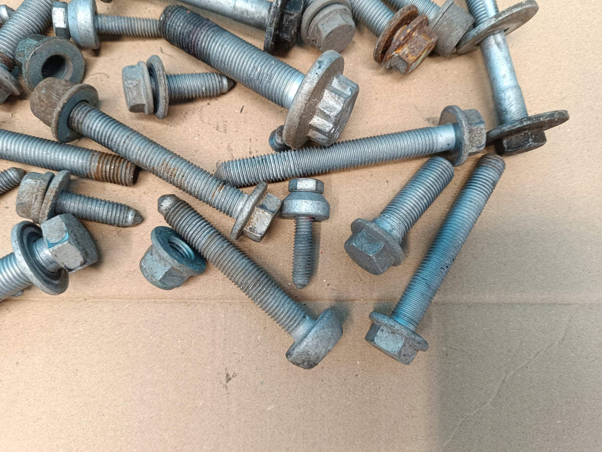 AUDI Q3 F3 SPORTBACK 1.4TFSI E 110KW 2023R SUSPENSION SCREWS 4,30kg