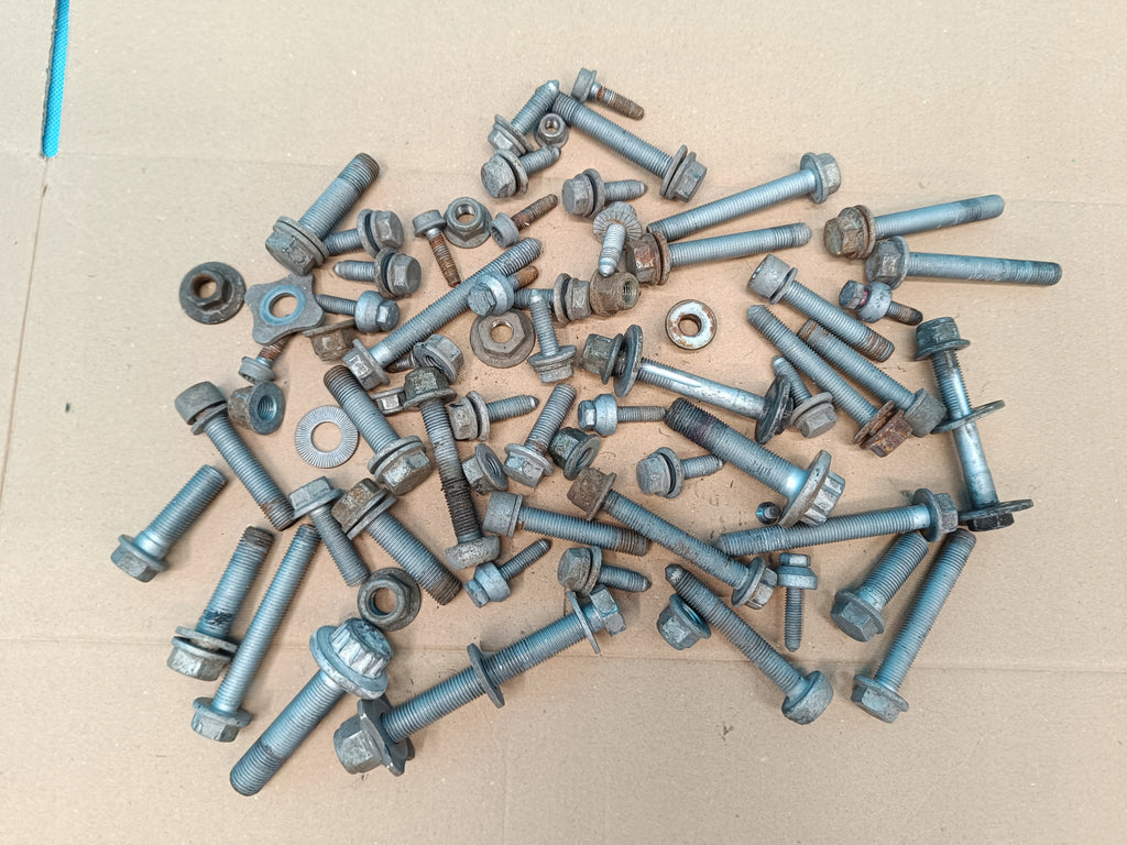 AUDI Q3 F3 SPORTBACK 1.4TFSI E 110KW 2023R SUSPENSION SCREWS 4,30kg