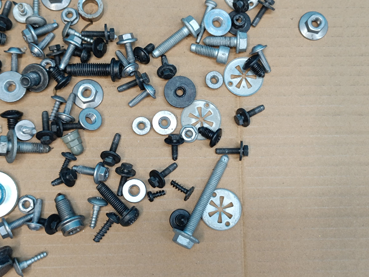 AUDI Q3 F3 SPORTBACK 2.0 TFSI 180KW 2024 R CABIN INTERNAL SCREWS 2,50kg