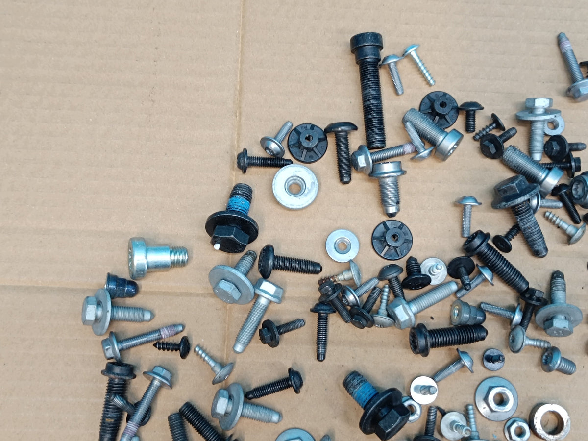 AUDI Q3 F3 SPORTBACK 2.0 TFSI 180KW 2024 R CABIN INTERNAL SCREWS 2,50kg
