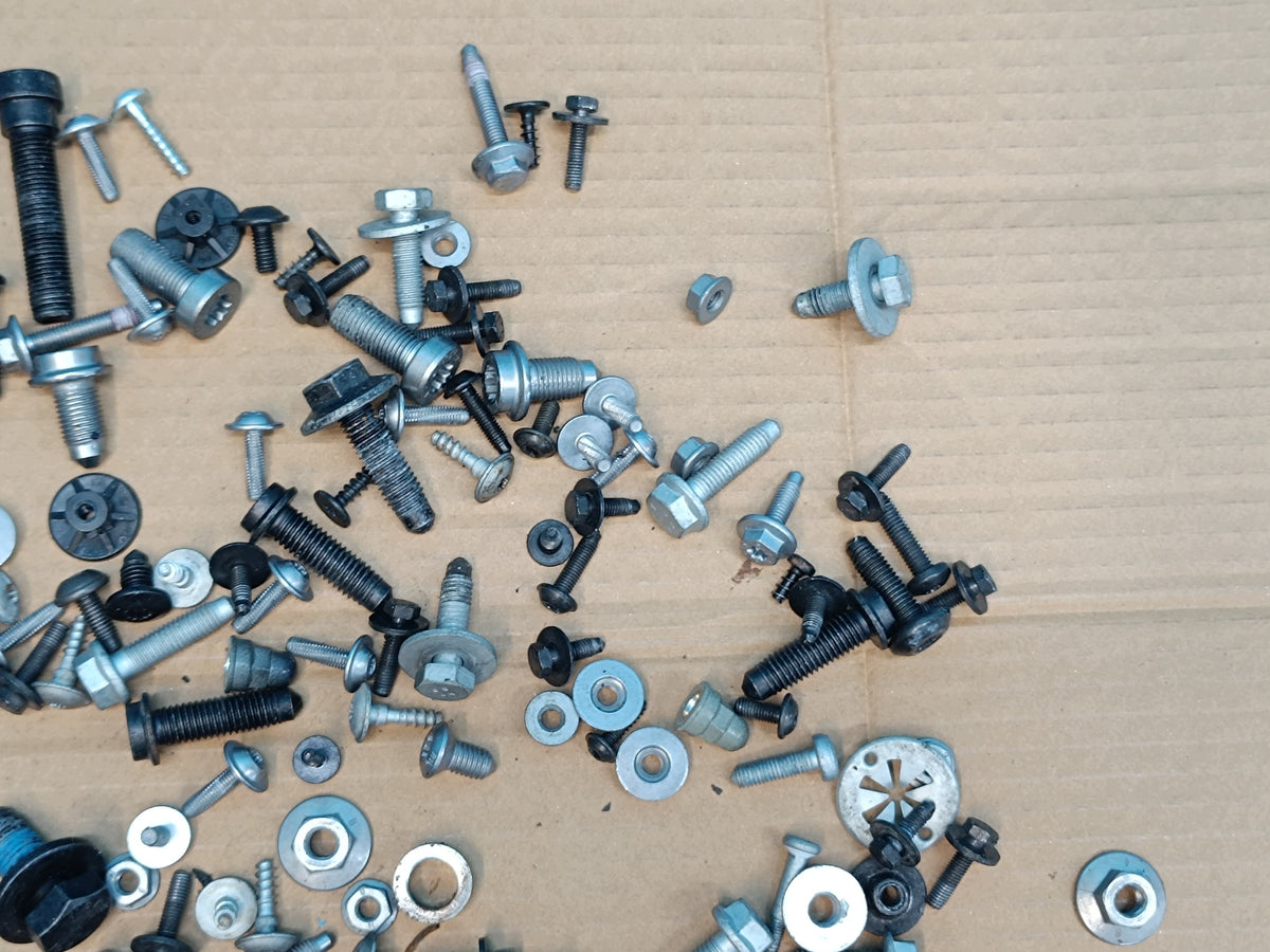 AUDI Q3 F3 SPORTBACK 2.0 TFSI 180KW 2024 R CABIN INTERNAL SCREWS 2,50kg