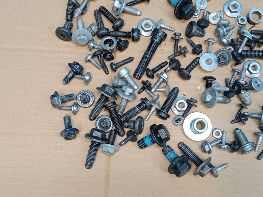 AUDI Q3 F3 SPORTBACK 2.0 TFSI 180KW 2024 R CABIN INTERNAL SCREWS 2,50kg