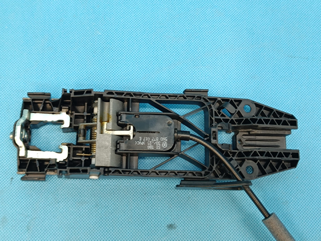 AUDI Q3 F3 SPORTBACK 2.0 TFSI 2024 R HANDLE GUIDE LEFT FRONT 8V0837885