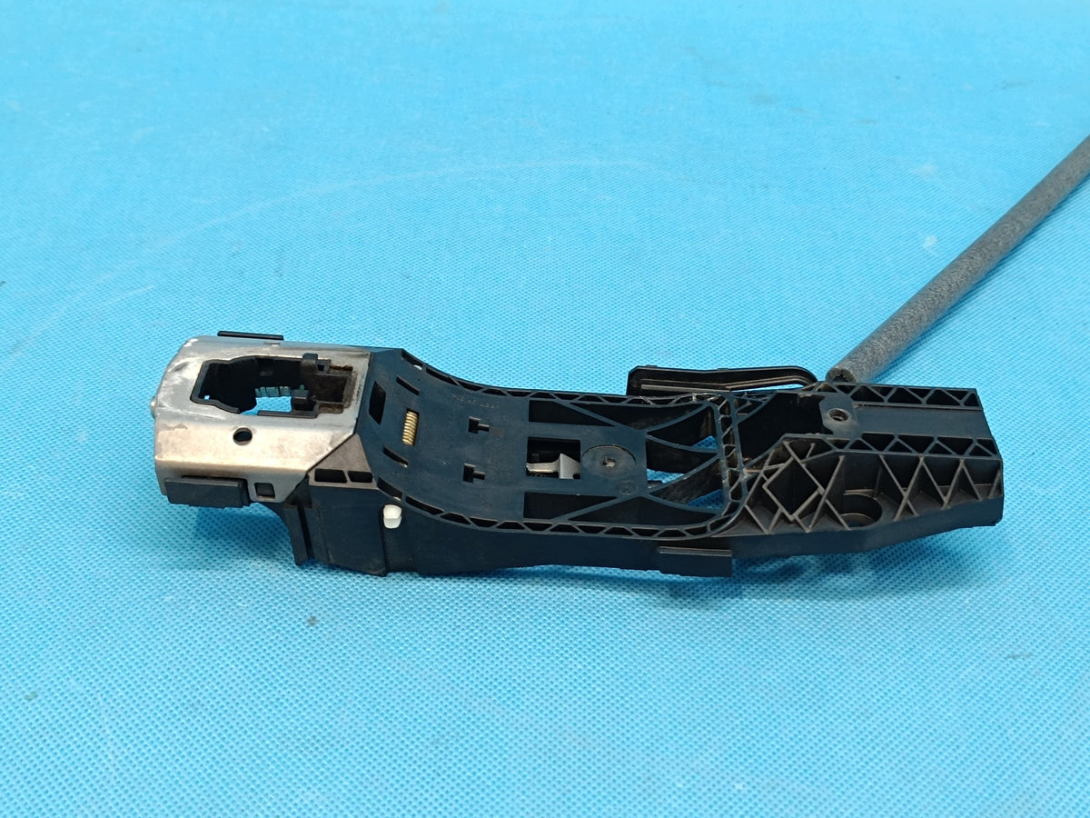 AUDI Q3 F3 SPORTBACK 2.0 TFSI 2024 R HANDLE GUIDE LEFT FRONT 8V0837885