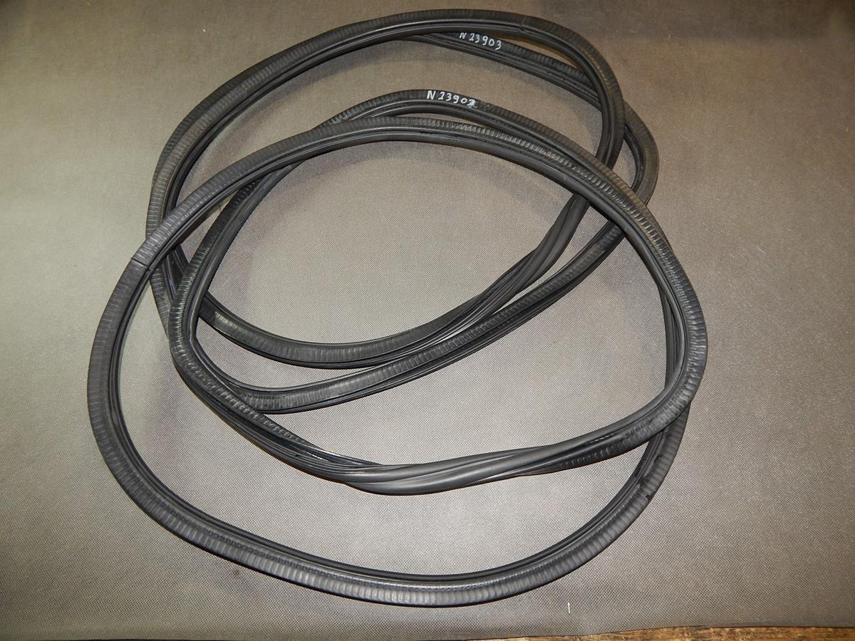 AUDI Q5 8R DOOR SEAL REAR 8R0833721D