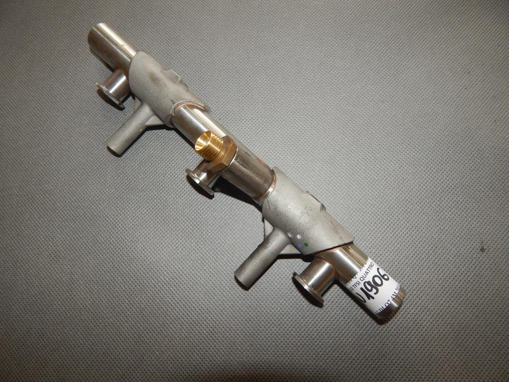AUDI Q7 4M FUEL DISTRIBUTOR 06E130089AF