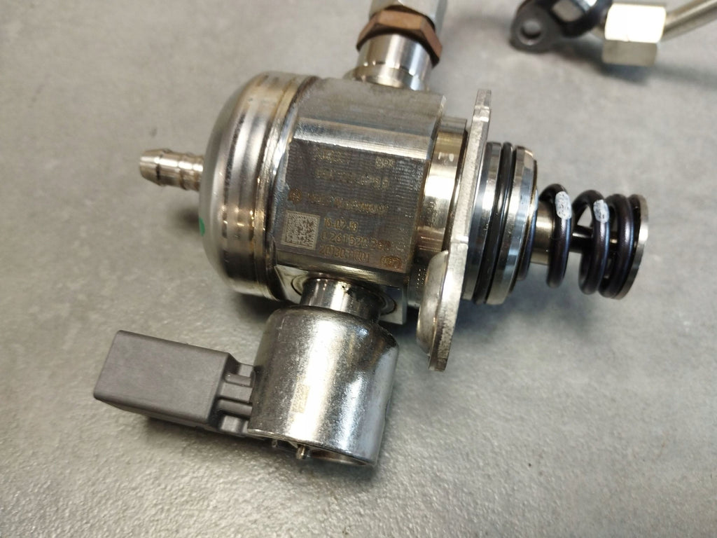 Audi A4 B9 2017 2.0 tfsi fuel pump 06K127028B