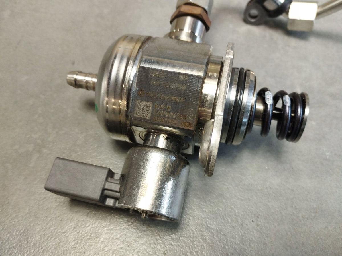Audi A4 B9 2017 2.0 tfsi fuel pump 06K127028B