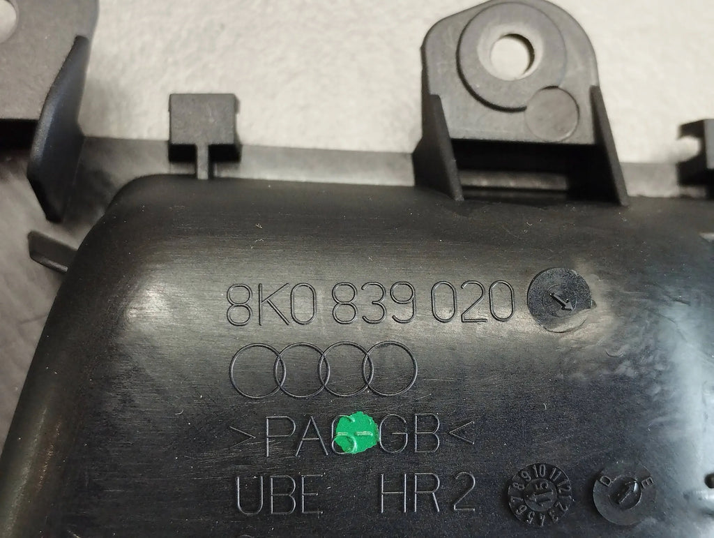 Audi A5 8T HANDLE RIGHT REAR LED 8K0839020