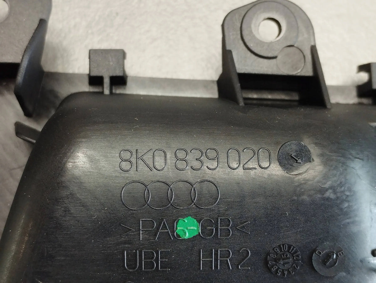Audi A5 8T HANDLE RIGHT REAR LED 8K0839020