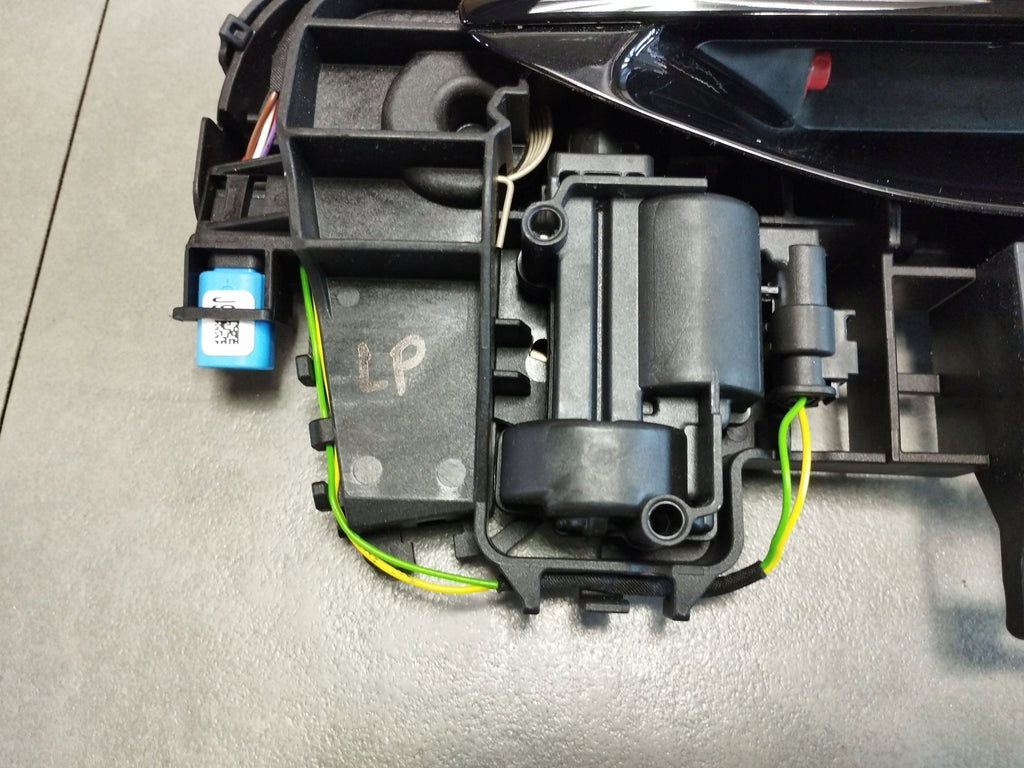 Audi A5 B10 DOOR HANDLE LEFT FRONT 8B1837811B