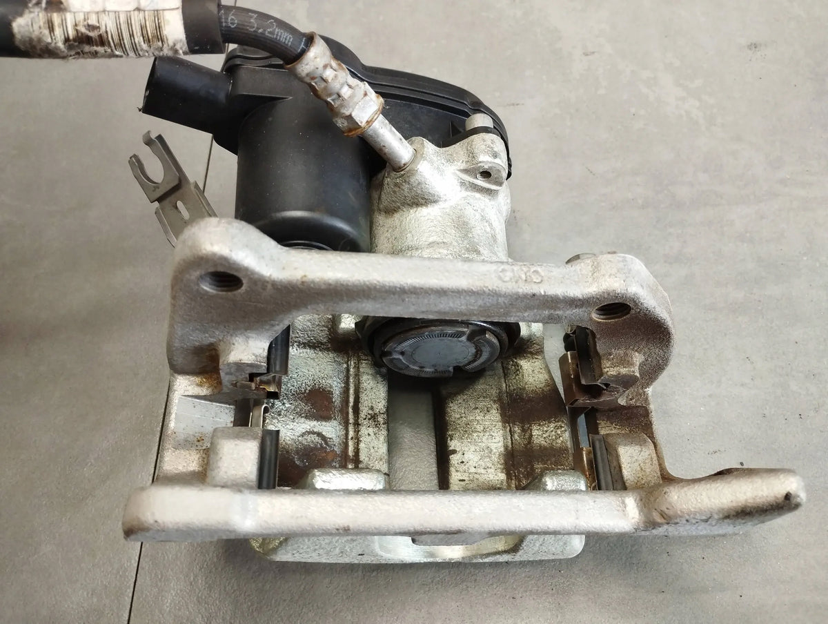 Audi A6 C7 4G CLAMP LEFT REAR 4G0405BE