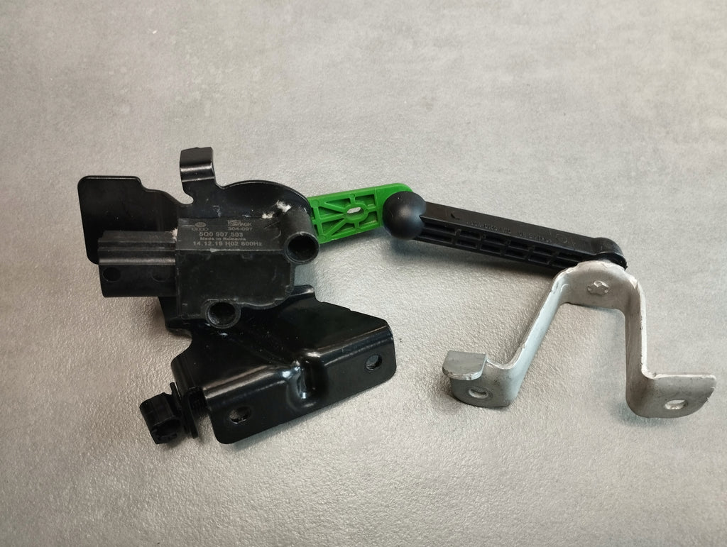 Audi Q3 F3 83A LAMP LEVELING SENSOR 5Q0512521J