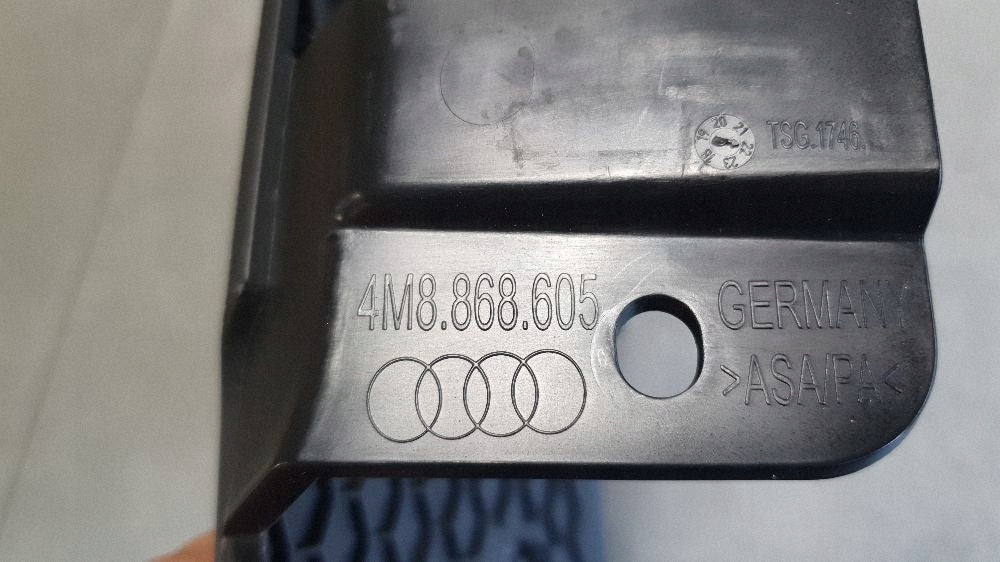 Audi Q8 side guard left 4M8868605