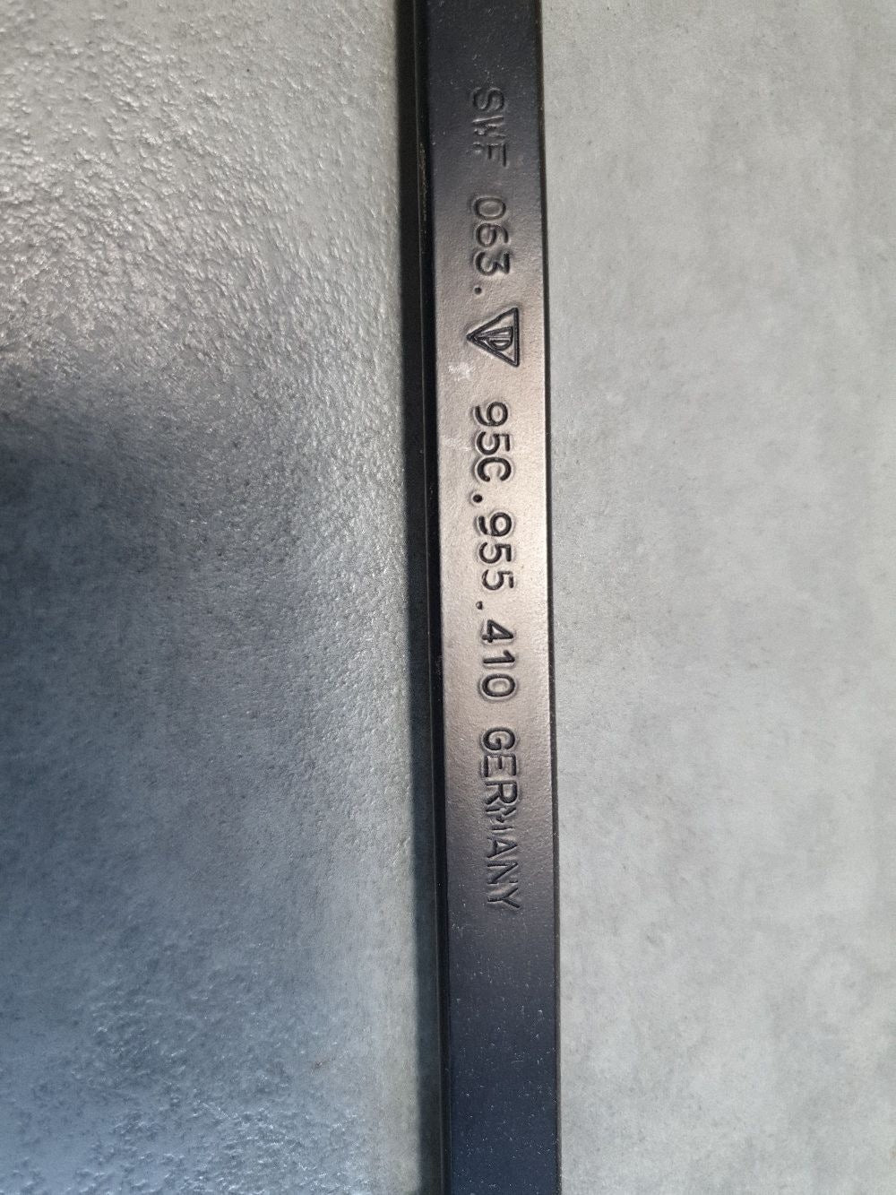 Audi SQ6 e-tron Windshield wiper arm right 95C955410