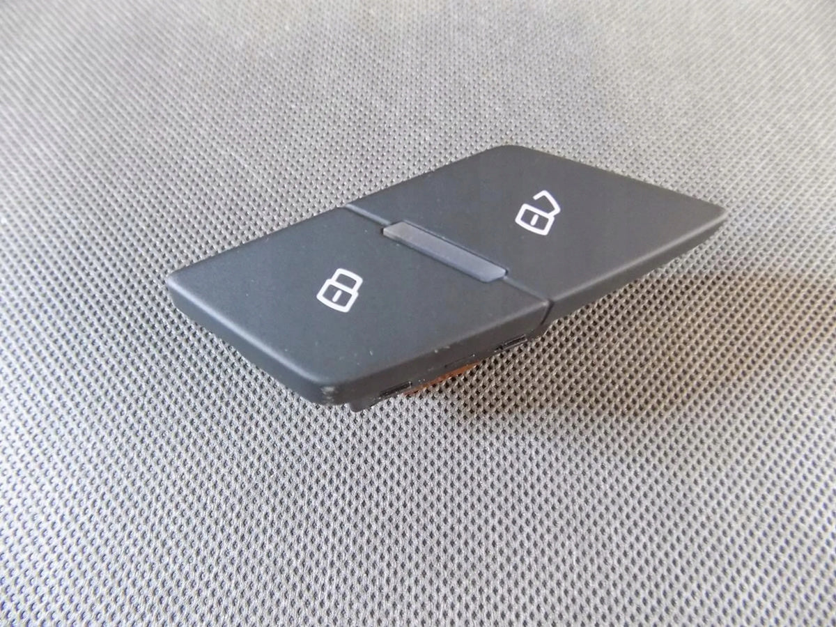 Audi TT CENTRAL LOCK BUTTON 8S1962107
