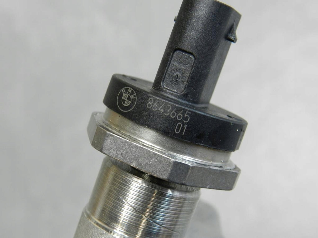 BMW 2 F22 M240i INJECTION RAIL SENSOR 8643665