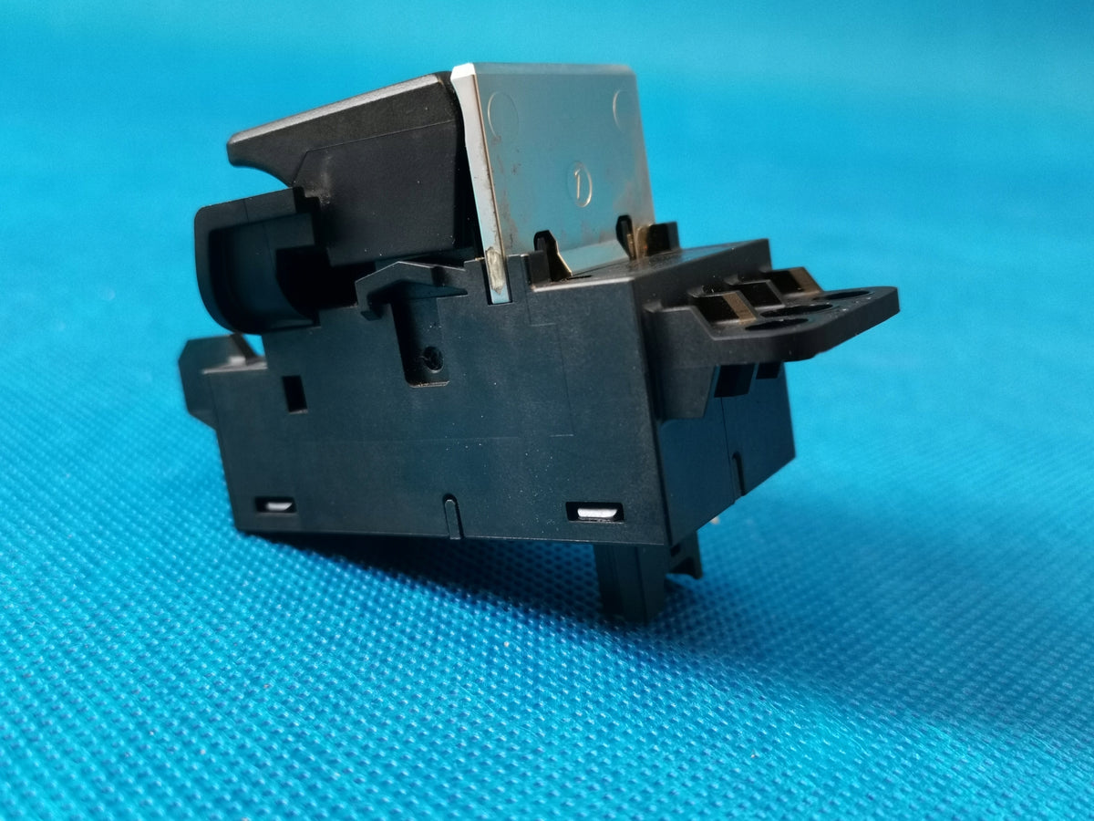 BMW 5 ER G31 TOURING 2018 R 520D 140KW HANDBRAKE SWITCH 6842028