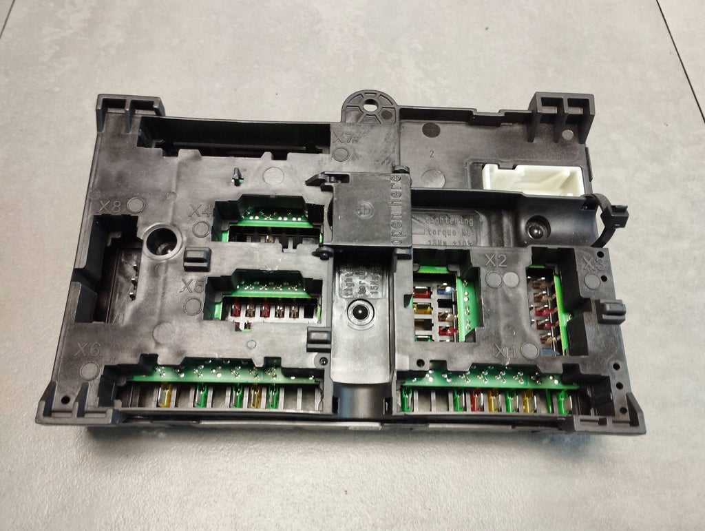 BMW 7 G11 750i 4.4 V8 FUSE BOX 9377503