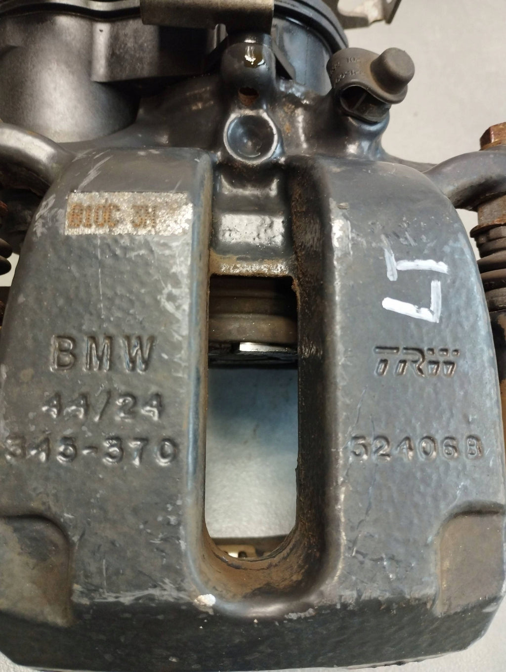 BMW 7 G11 750i CLAMP LEFT REAR 52406B