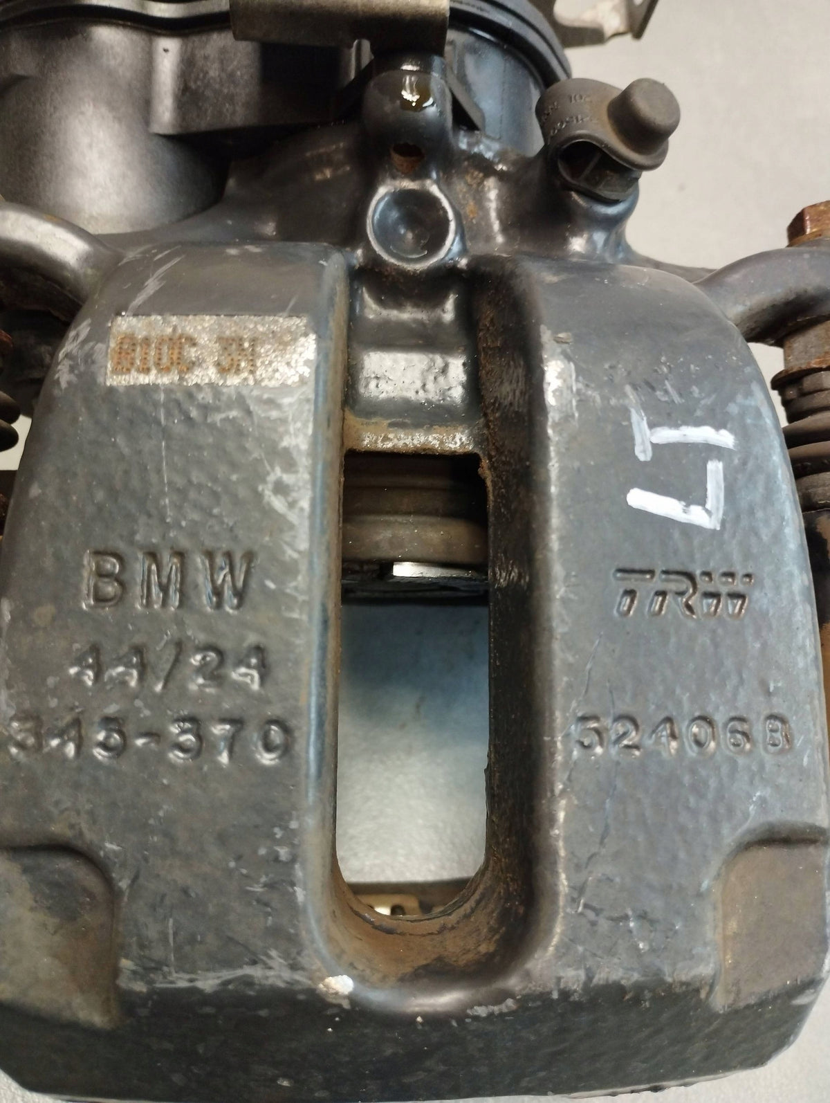 BMW 7 G11 750i CLAMP LEFT REAR 52406B