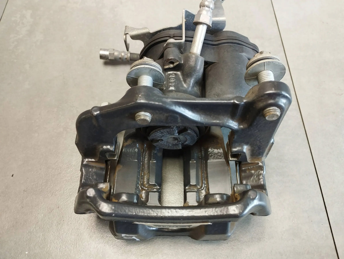 BMW 7 G11 750i CLAMP LEFT REAR 52406B