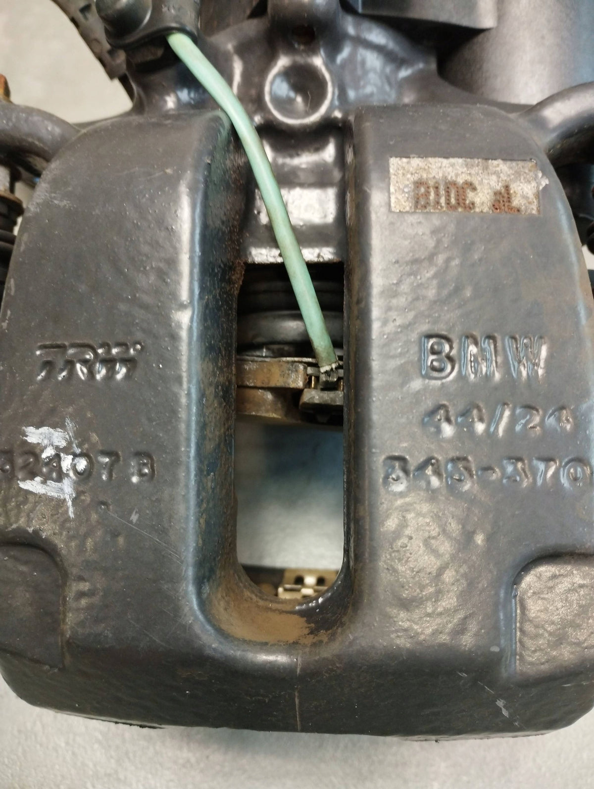 BMW 7 G11 750i CLAMP RIGHT REAR 52407B