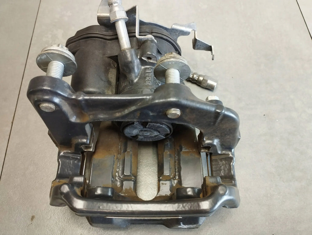 BMW 7 G11 750i CLAMP RIGHT REAR 52407B