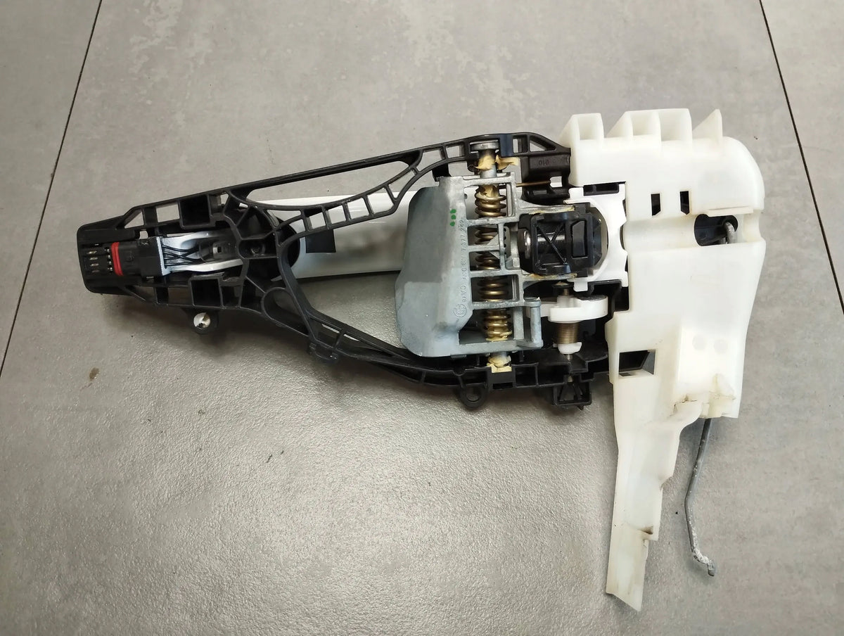 BMW 7 G11 HANDLE RIGHT FRONT A300 KEYLESS WITH INSERT UK