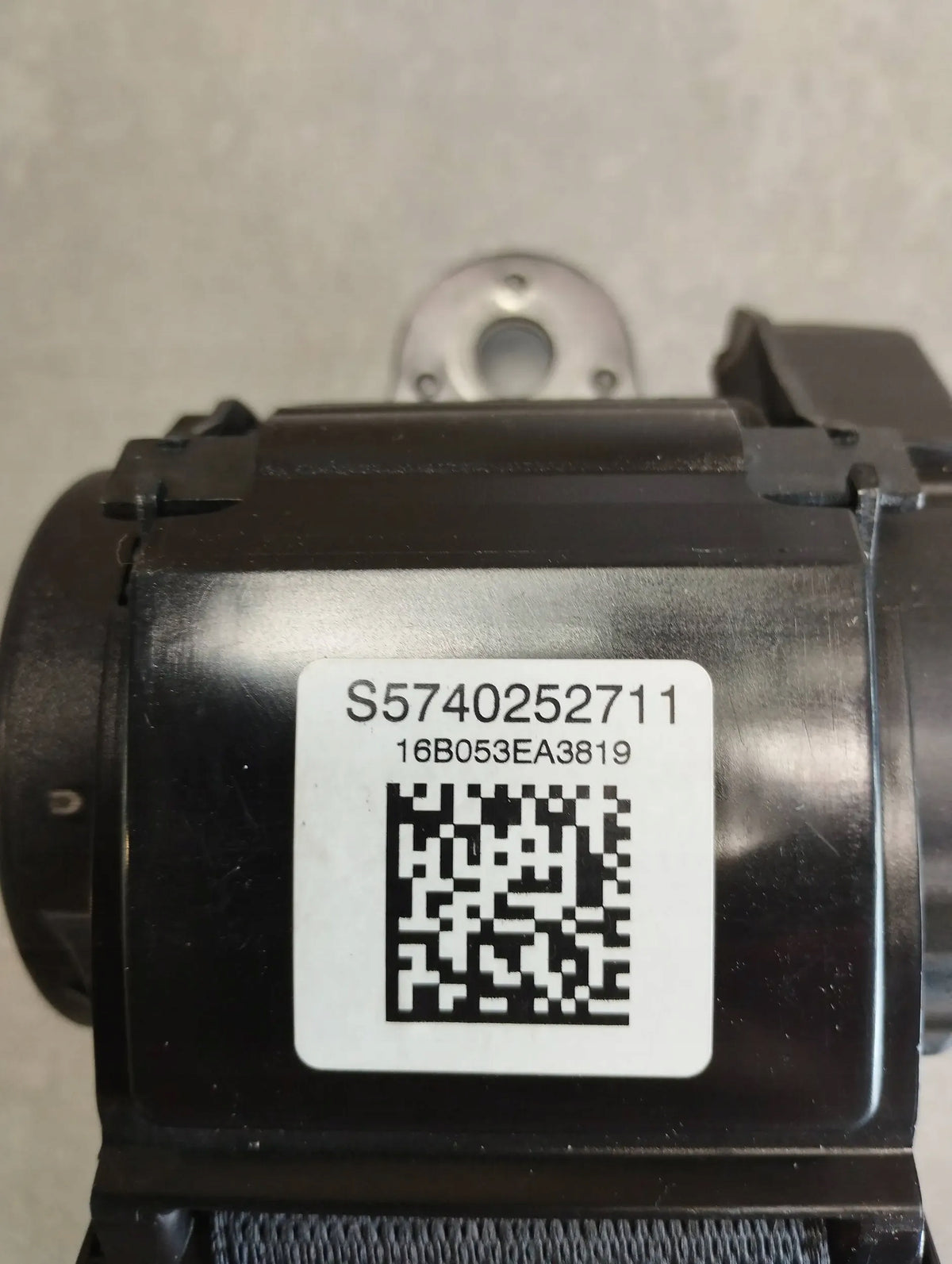 BMW 7 G11 SEAT BELT MIDDLE REAR 6357754