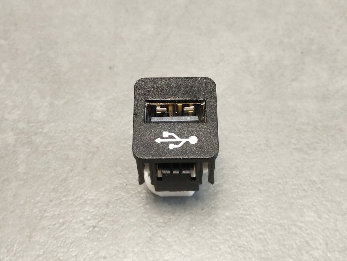 BMW 7 G11 USB PORT 9229294