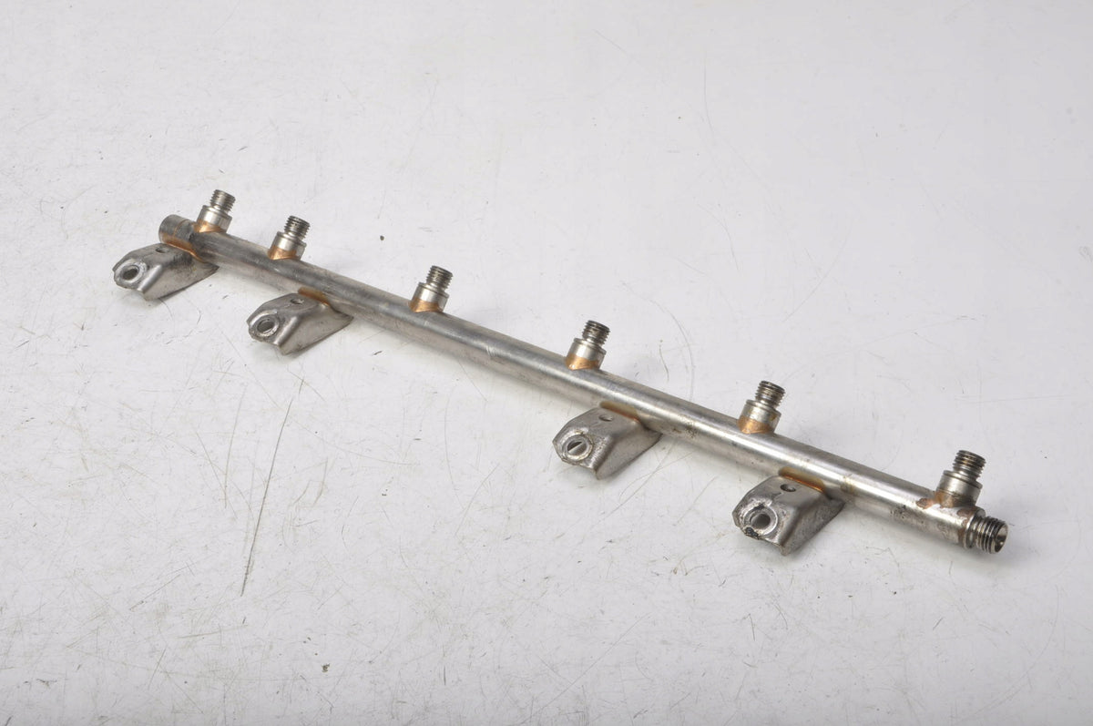 BMW E88 3.0 INJECTION RAIL 7575490