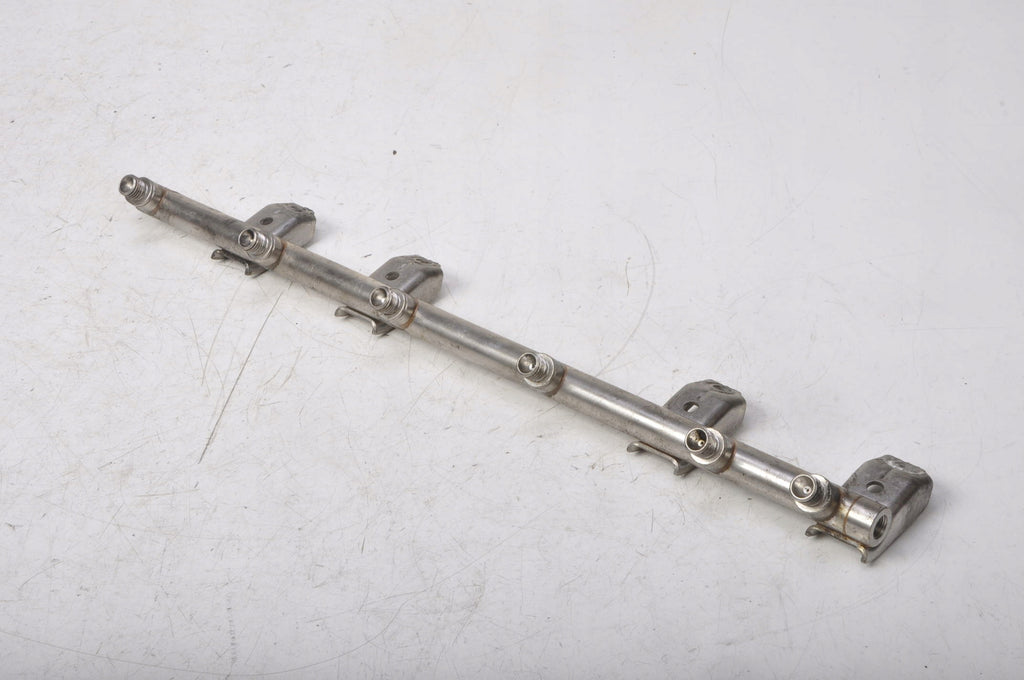 BMW E88 3.0 INJECTION RAIL 7575490