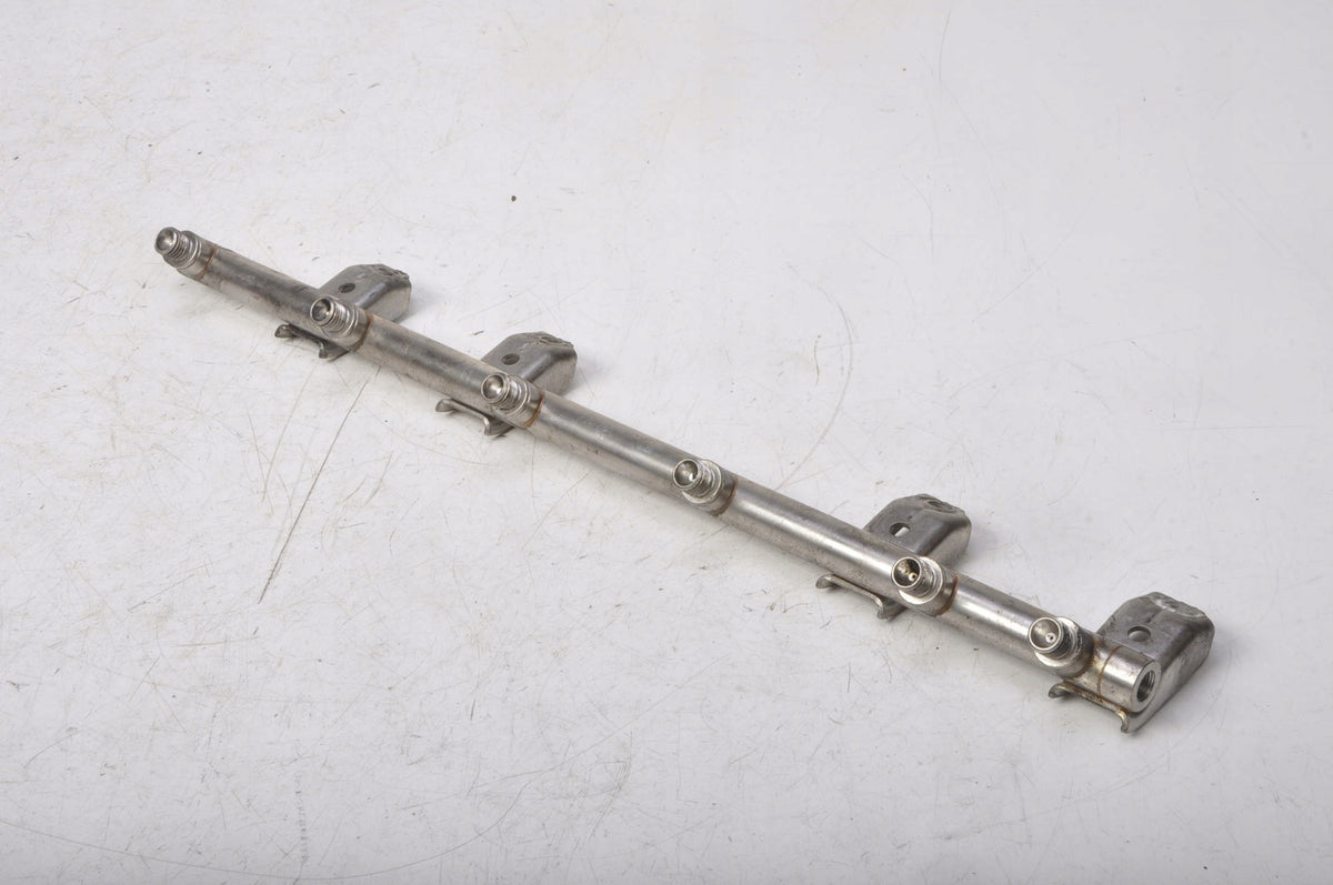 BMW E88 3.0 INJECTION RAIL 7575490