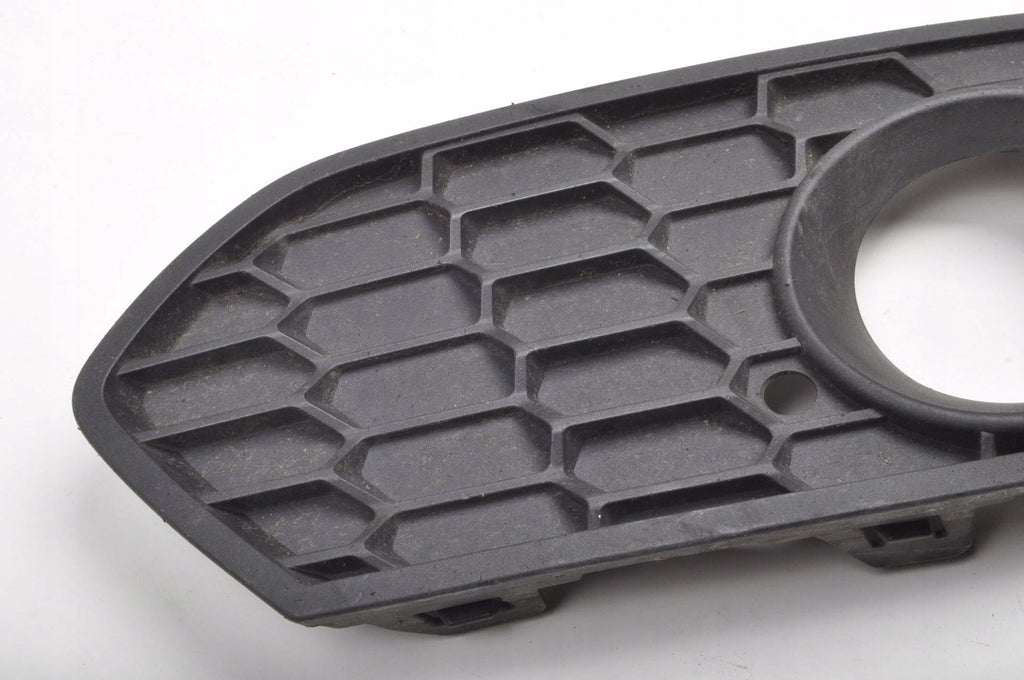 BMW F22 F23 FRAME HALOGEN GRILLE RIGHT 8071246