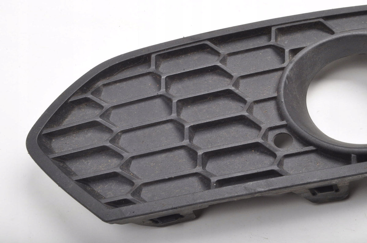 BMW F22 F23 FRAME HALOGEN GRILLE RIGHT 8071246