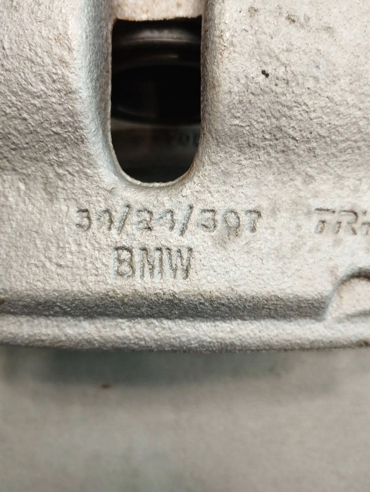 BMW X1 F48 CLAMP RIGHT FRONT 6860266